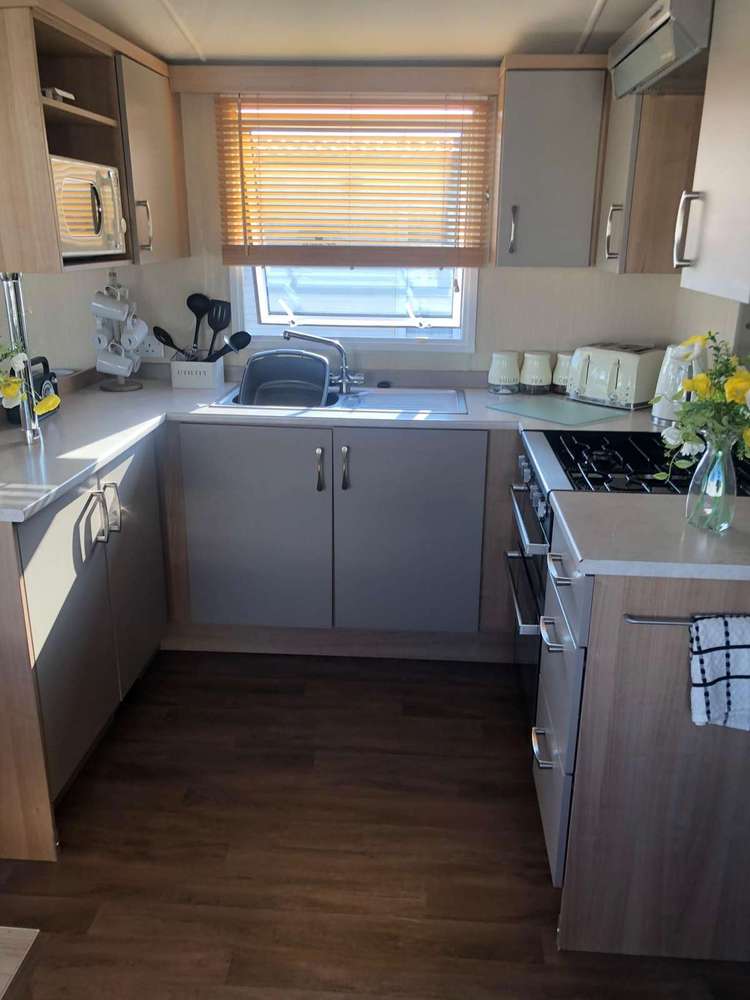 86008L⭐ – Row L, 3 bed 8 berth caravan with central heating and double glazing. Ruby rated. Preview 5
