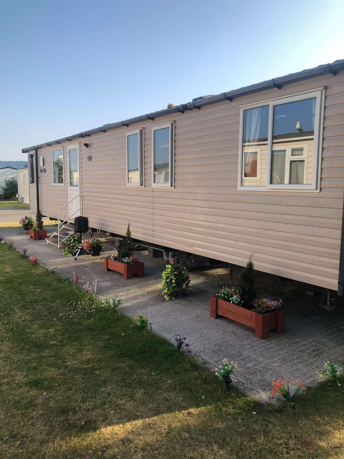 This charming caravan is the perfect welcome back after a long day exploring all that north Wales has to offer. - property