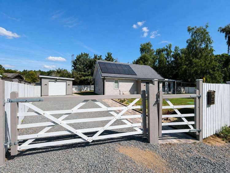 34034G – Gabby Lodge, 3 bed 8 berth luxury holiday home with hot tub. Pearl rated Preview 2