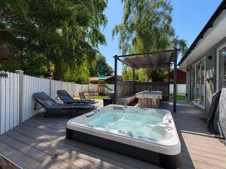 34034G – Gabby Lodge, 3 bed 8 berth luxury holiday home with hot tub. Pearl rated Preview 0