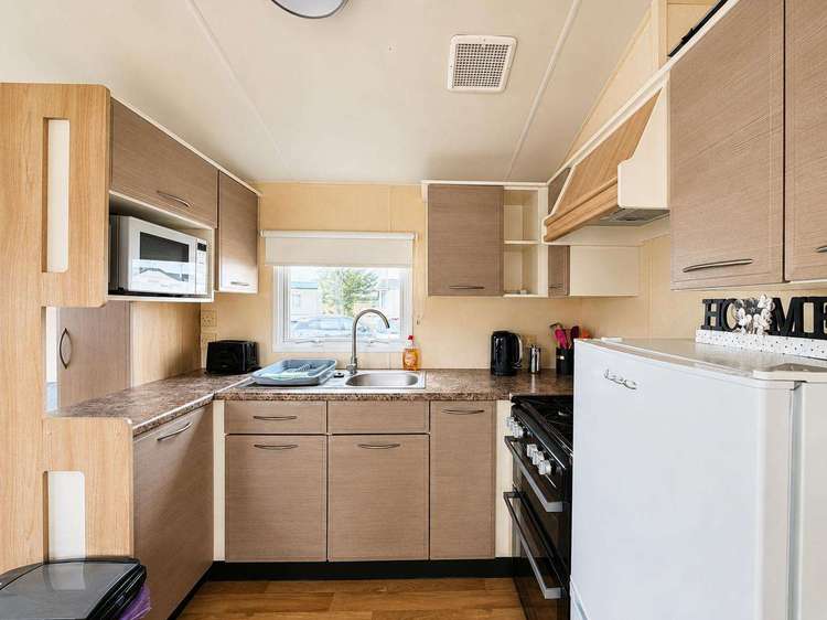 28016FV⭐ – Field View, 3 bed, 8 berth caravan with D/G and C/H. Ruby rated. Preview 4