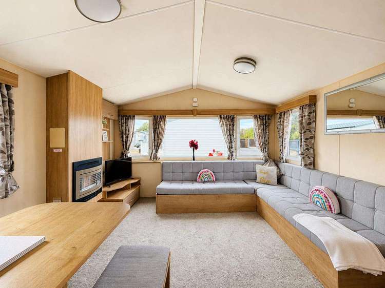 28016FV⭐ – Field View, 3 bed, 8 berth caravan with D/G and C/H. Ruby rated. Preview 5