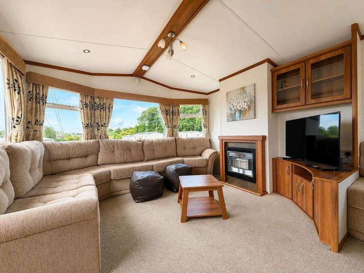 46330V⭐ – Valley Farm, 2 bed, 6 berth caravan with D/G & C/H. Ruby rated. Preview 4