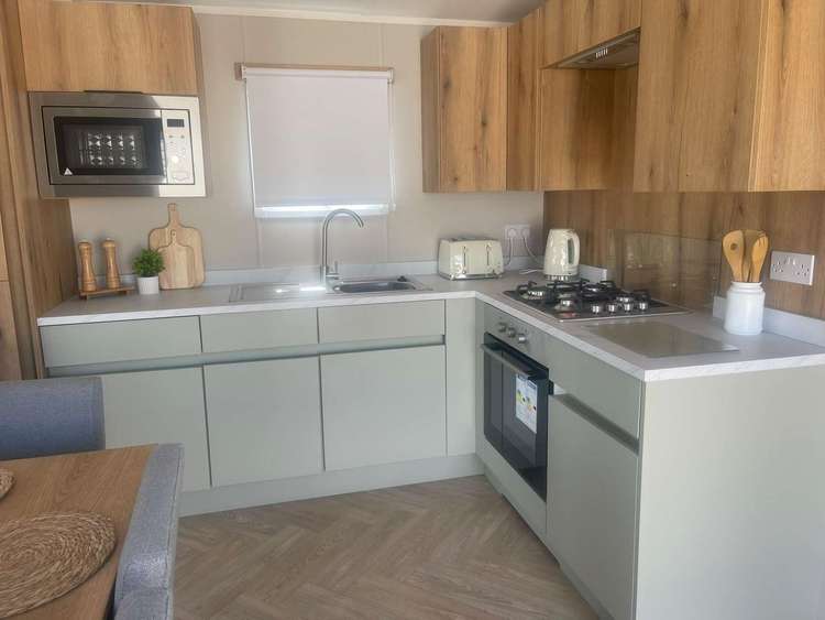 17008RD⭐ – Rosewood Drive area, 3 bed, 8 berth caravan with decking. Diamond rated. Preview 5