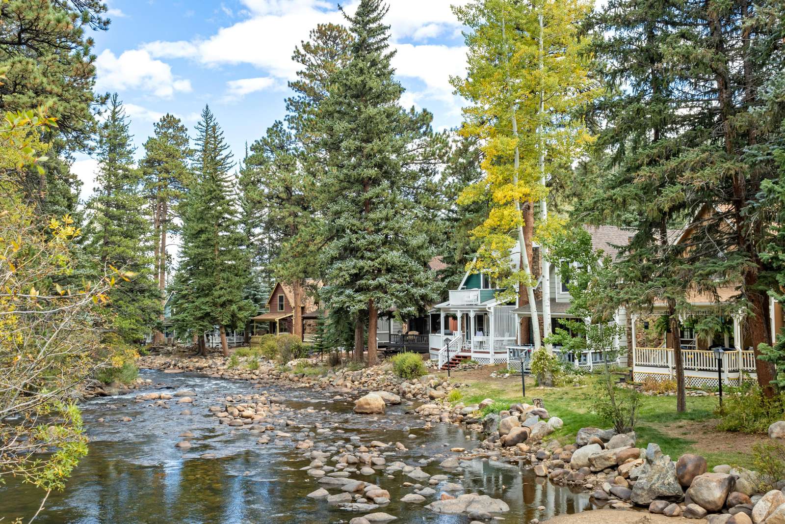 River Front Escape, 3 Bedrooms on River, Quite area - property