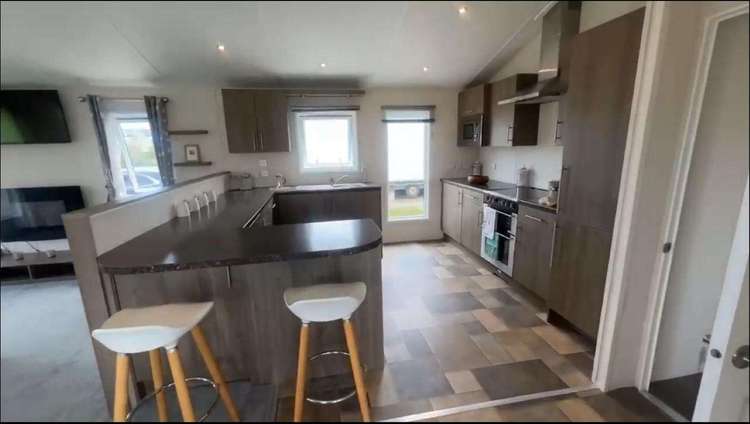 90018BV⛱️ – Benacre View, 2 bed, 4 berth lodge with spacious decking. Platinum rated Preview 5