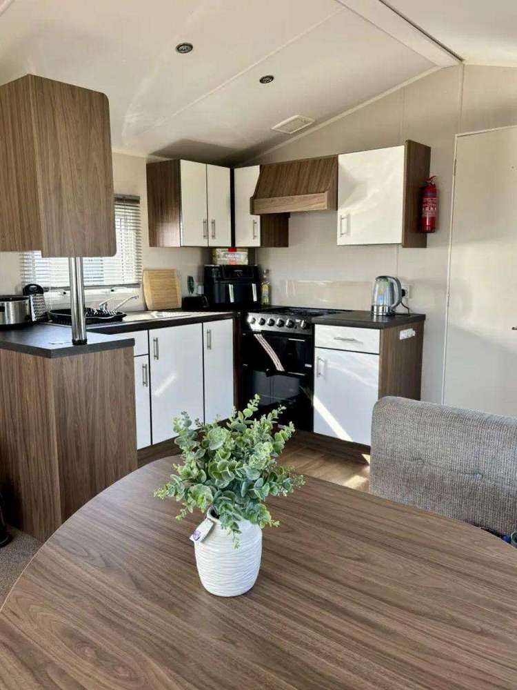 20107BS⭐ – Broadlands, 2 bed, 4 berth caravan with a partial sea view, D/G and C/H. Ruby rated. Preview 3