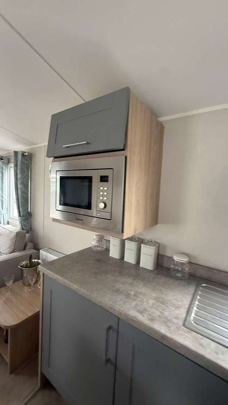 66654NB⭐ – New Beach, 3 bed, 8 berth caravan with front decking, D/G, and C/H. Diamond rated. Preview 4