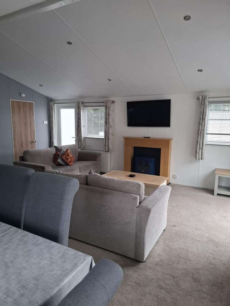 69001P⭐ – Poplars, 2 bed, 6 berth lodge with full-wrap decking. Platinum rated. Preview 4