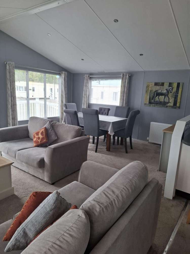 69001P⭐ – Poplars, 2 bed, 6 berth lodge with full-wrap decking. Platinum rated. Preview 2