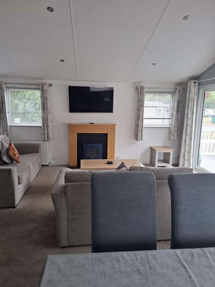 69001P⭐ – Poplars, 2 bed, 6 berth lodge with full-wrap decking. Platinum rated. Preview 3