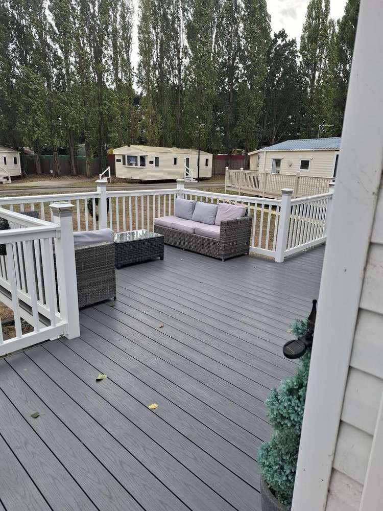 69001P⭐ – Poplars, 2 bed, 6 berth lodge with full-wrap decking. Platinum rated. Preview 1