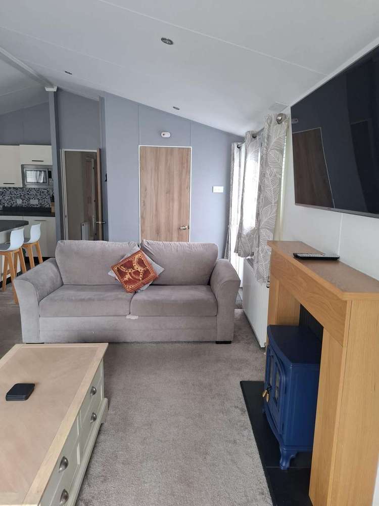 69001P⭐ – Poplars, 2 bed, 6 berth lodge with full-wrap decking. Platinum rated. Preview 5