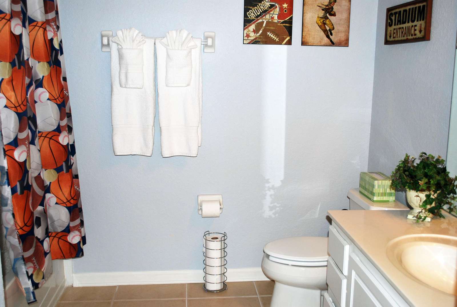 Guest bathroom with shower/tub combination