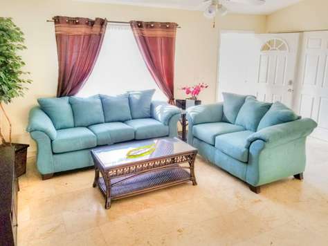 Wohnzimmer mit zwei hellblauen Sofas und Couchtisch