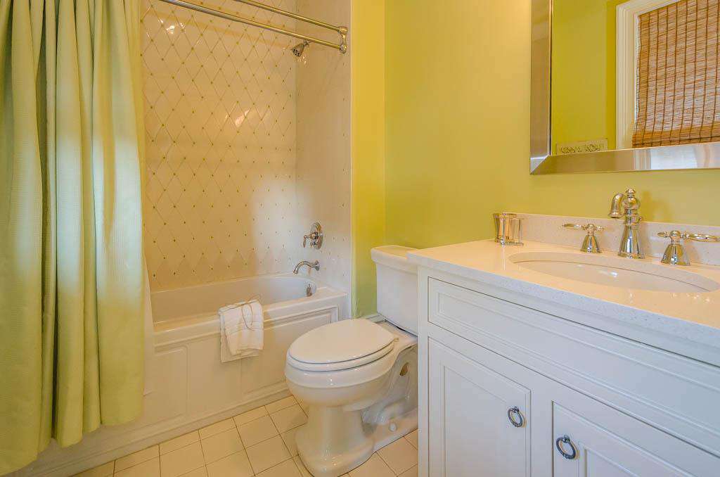 2nd Floor Queen Bedroom (1) Private Bathroom: Tub/Shower Combination