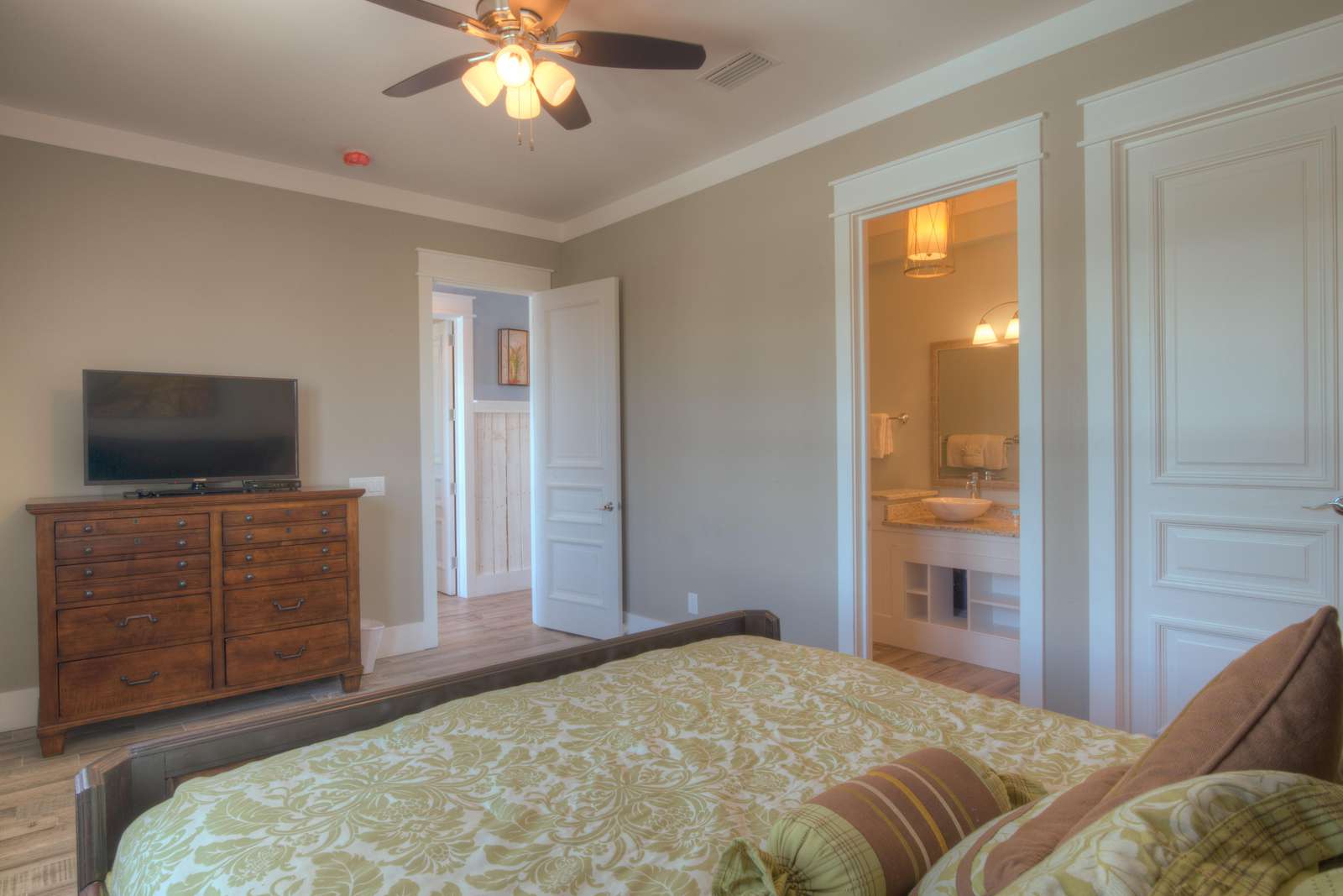 King Bedroom 1 - View 2