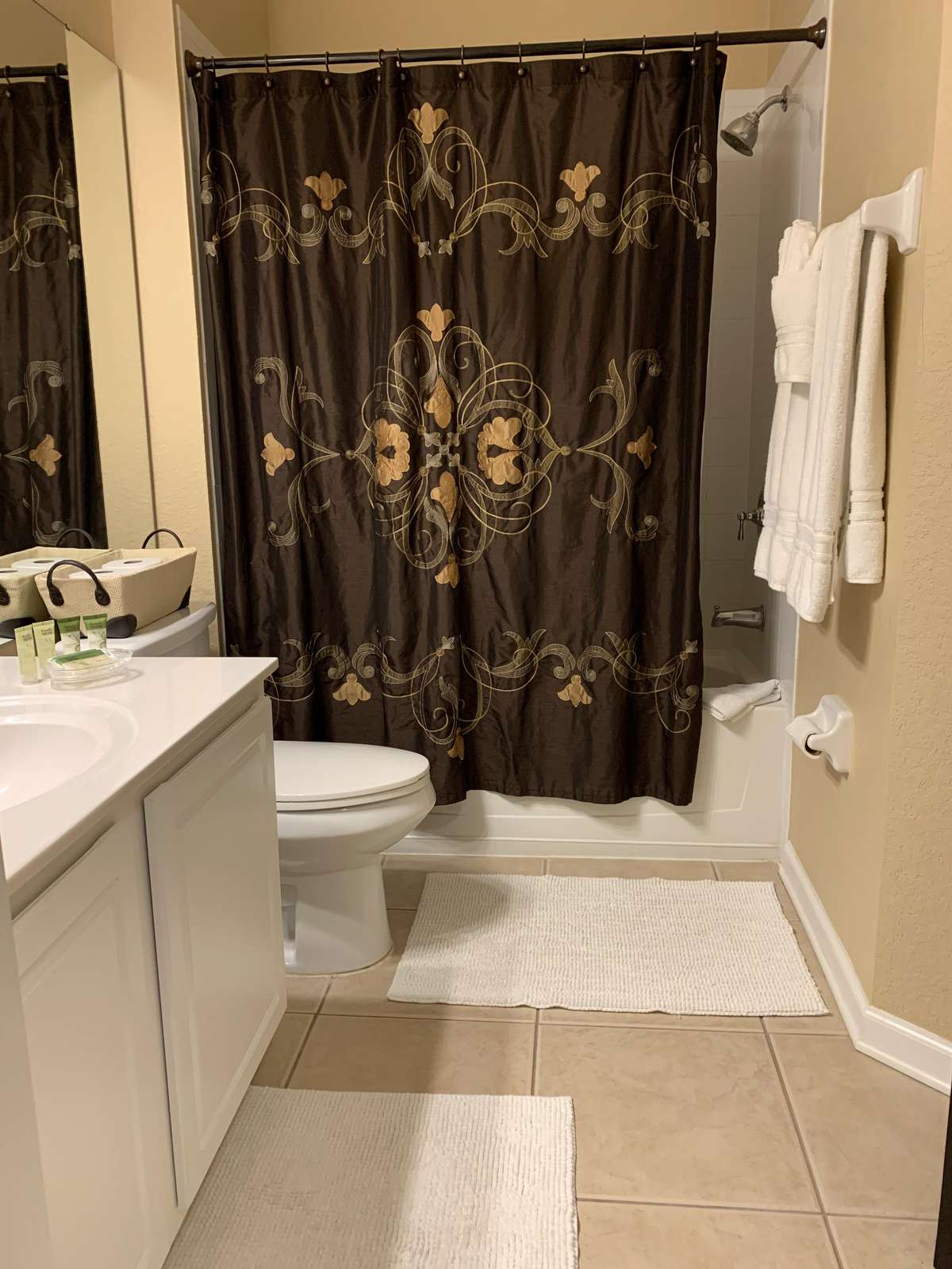 Guest bathroom with shower/tub combination
