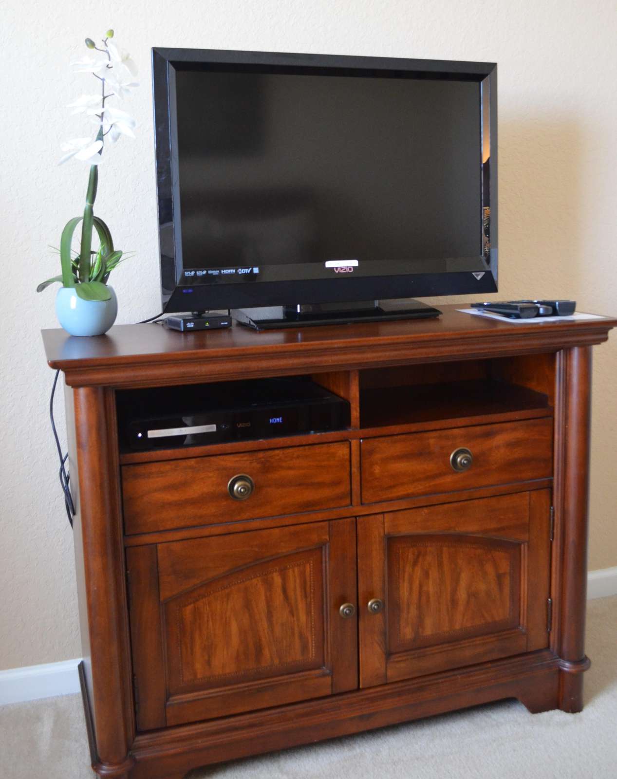 Flat screen TV and DVD player in third bedroom