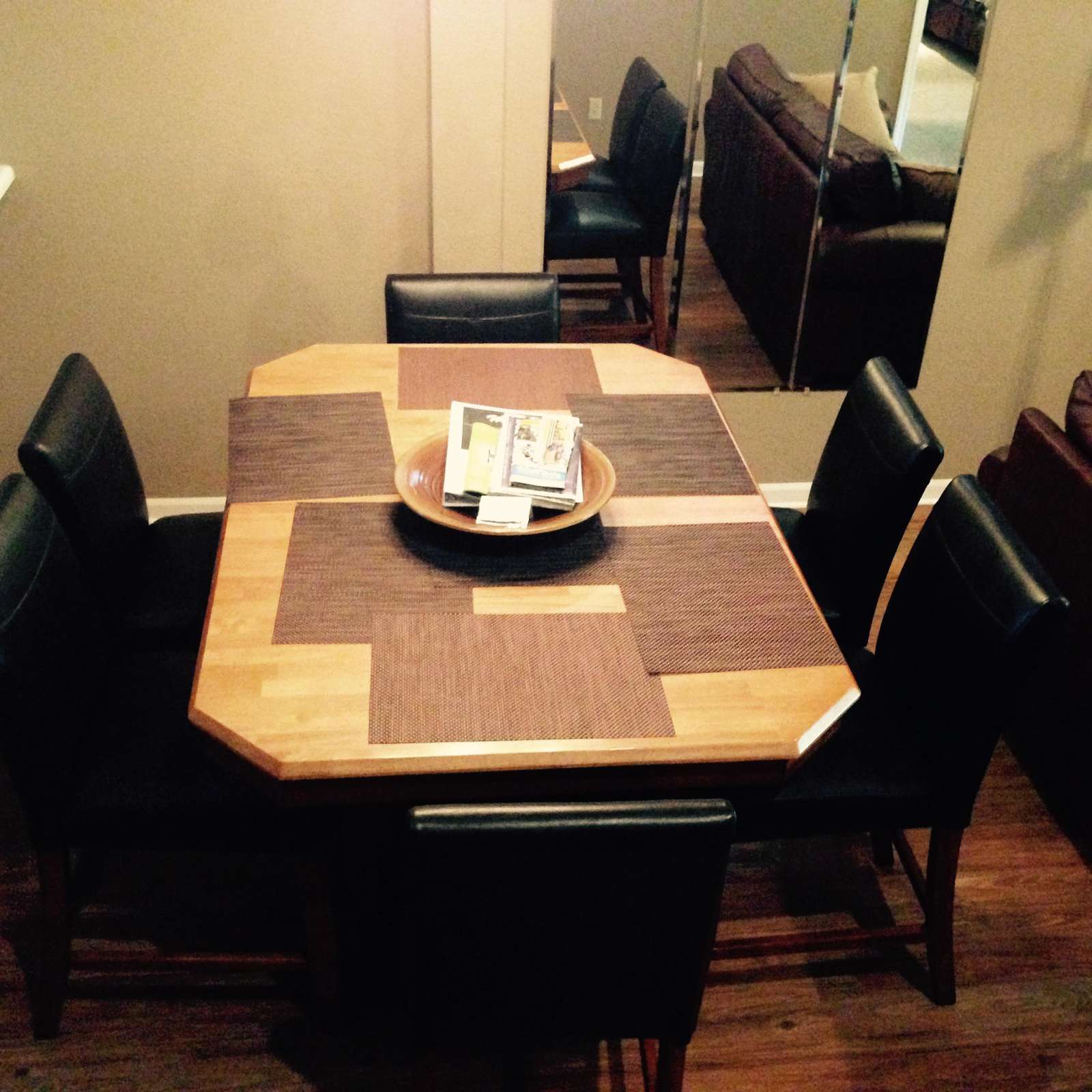 Dinning Room (Table pulls out to seat 8 people)