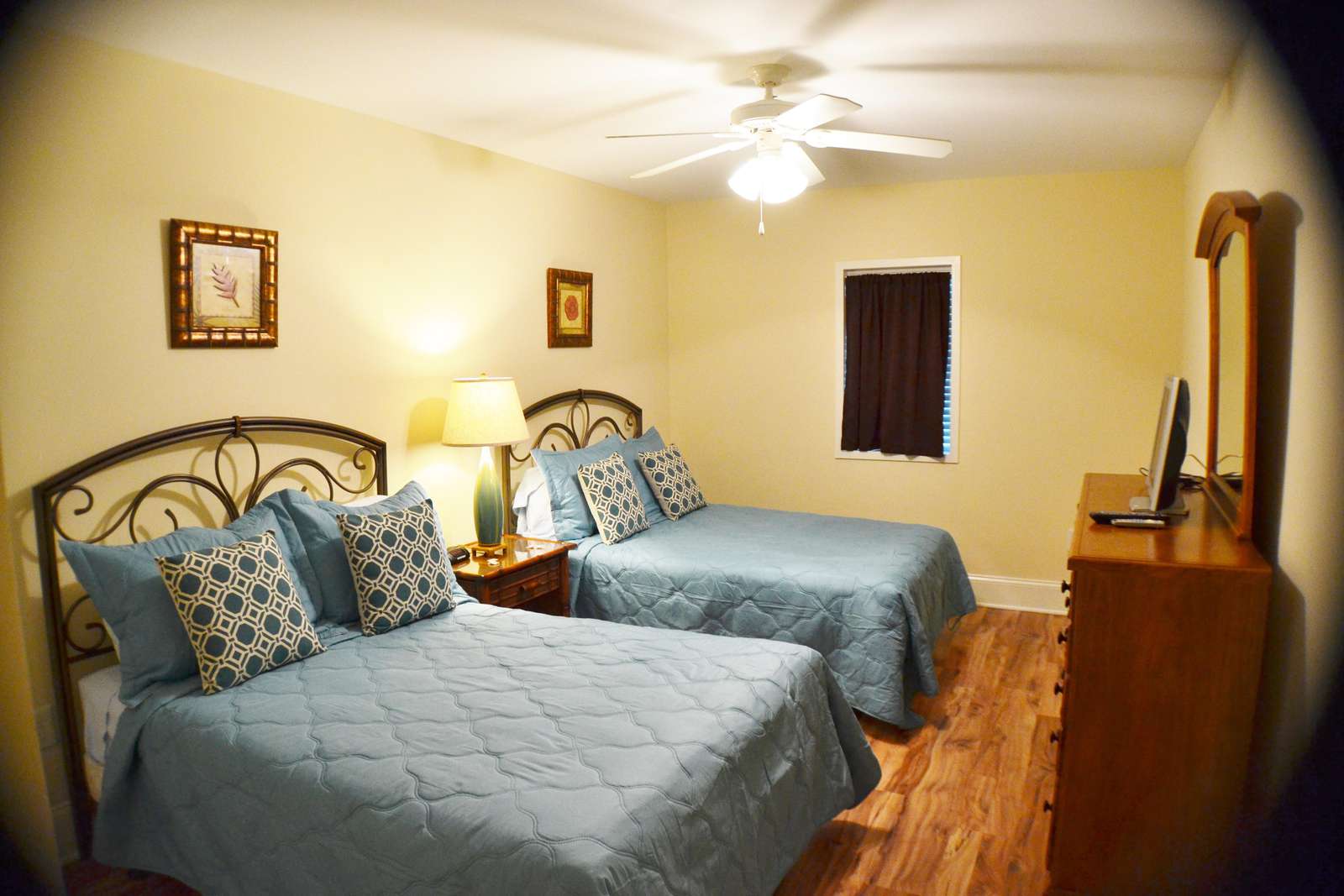 Guest bedroom with 2 queen beds