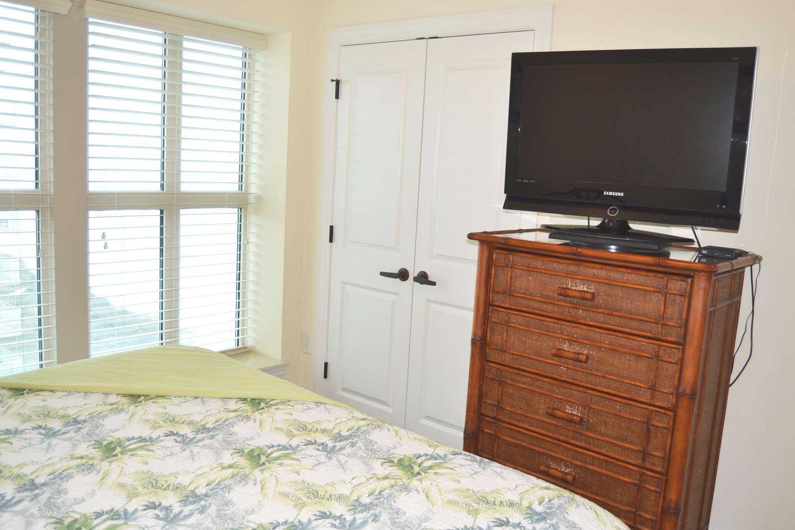 Guest bedroom, flat screen, bath access
