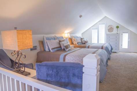 2 Queen Beds in loft area