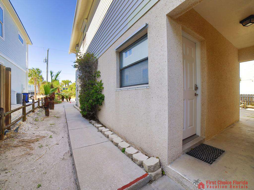 Beach Retreat Downstairs Apartment Entry
