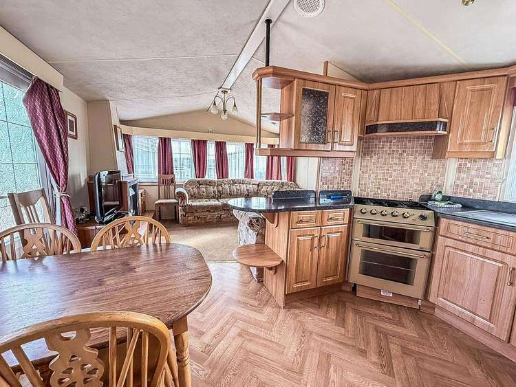 13001L⛱️ – Lee’s Caravan, 2 bed, 6 berth caravan with D/G & C/H. Ruby Rated. Preview 5