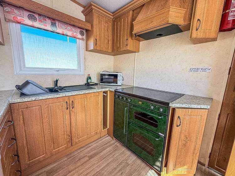 13009L⛱️ – Lee’s Caravan, 2 bed, 6 berth caravan with central lounge. Ruby rated. Preview 5