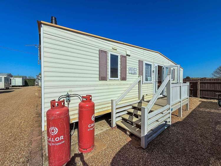 13009L⛱️ – Lee’s Caravan, 2 bed, 6 berth caravan with central lounge. Ruby rated. Preview 0