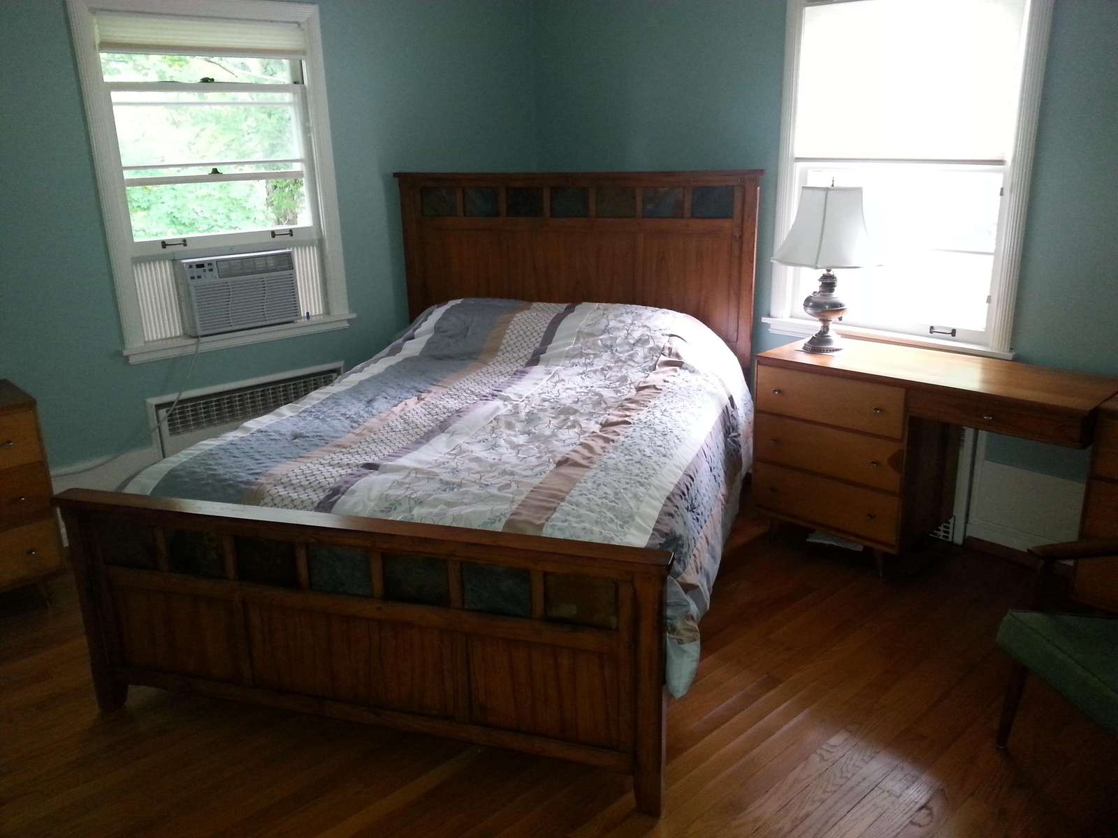 Bedroom with Queen