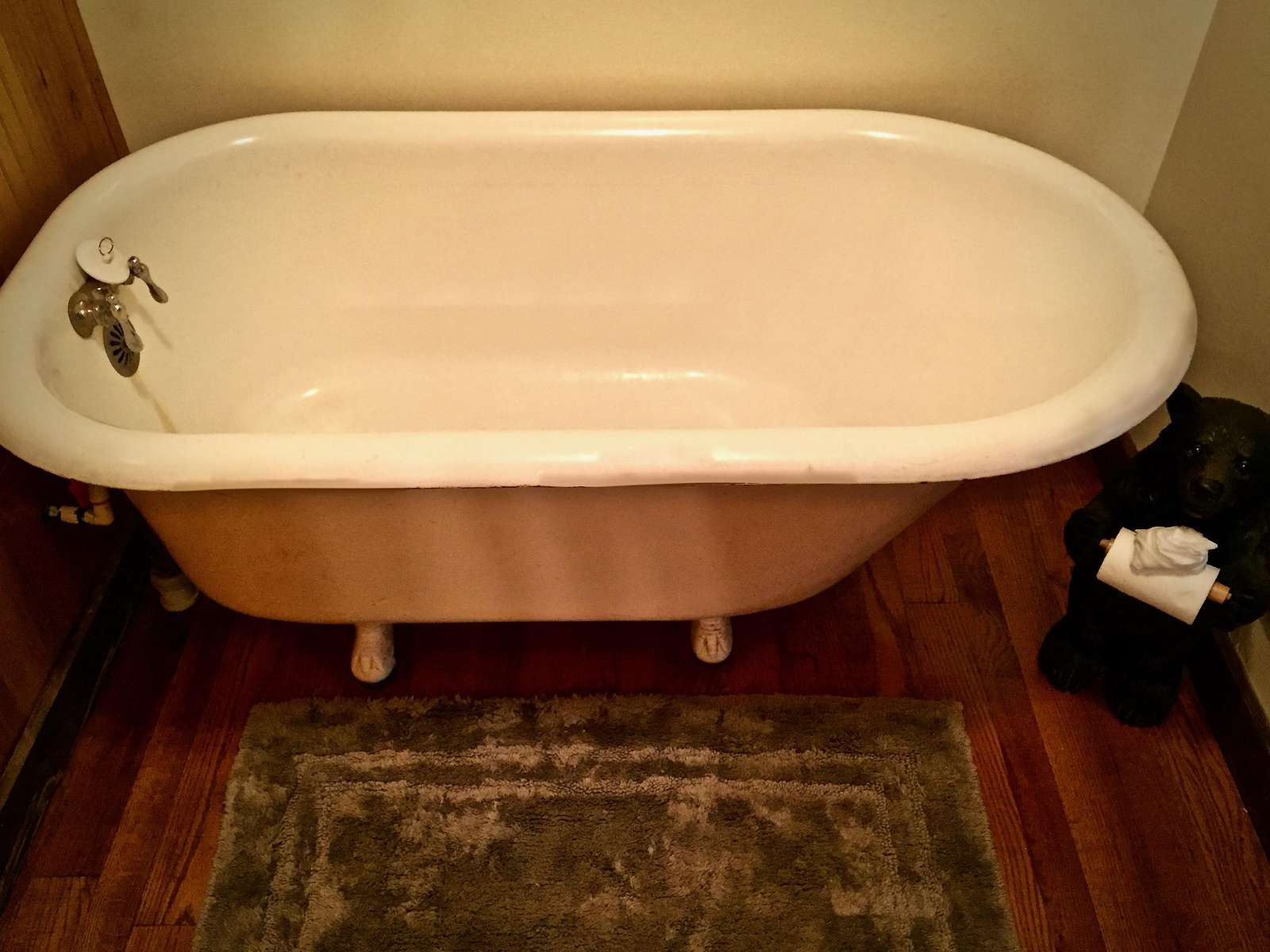 Old Fashioned Clawfoot Soaker Tub
