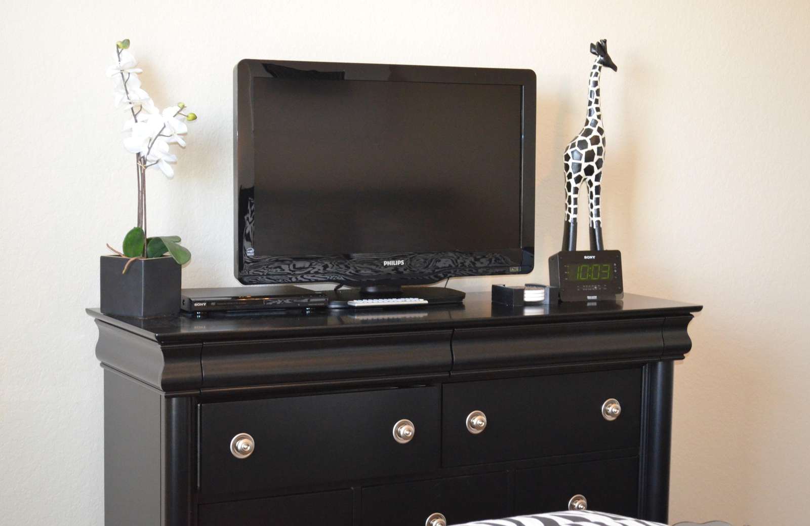 Flatscreen TV in guest bedroom