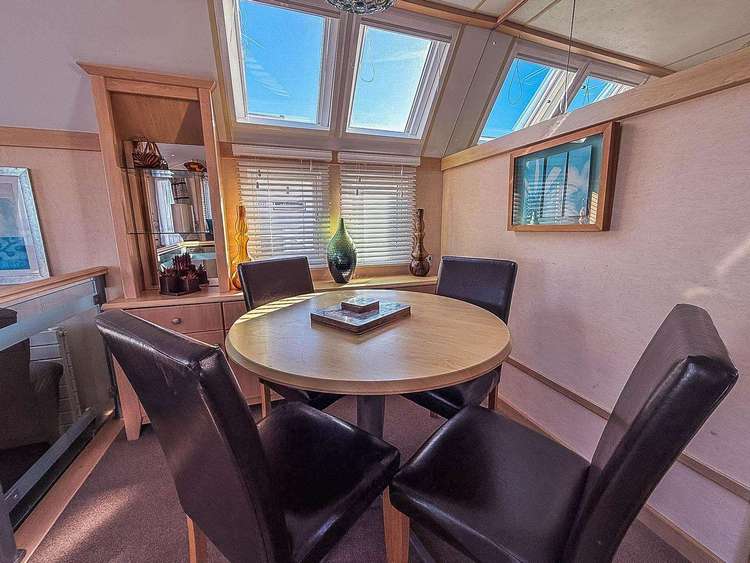 80010H⛱️ – Horizons area, 2 bed, 4 berth caravan with full sea views. Diamond rated. Preview 4