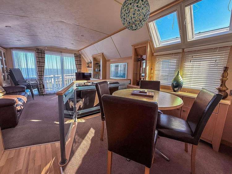 80010H⛱️ – Horizons area, 2 bed, 4 berth caravan with full sea views. Diamond rated. Preview 5