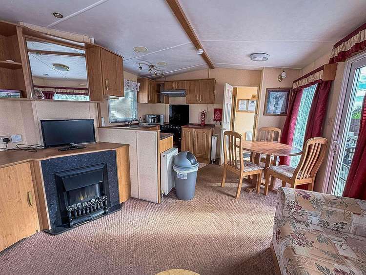 13010L⛱️ – Lee’s Caravan, 2 bed, 6 berth caravan with decking and D/G & C/H. Ruby rated Preview 4