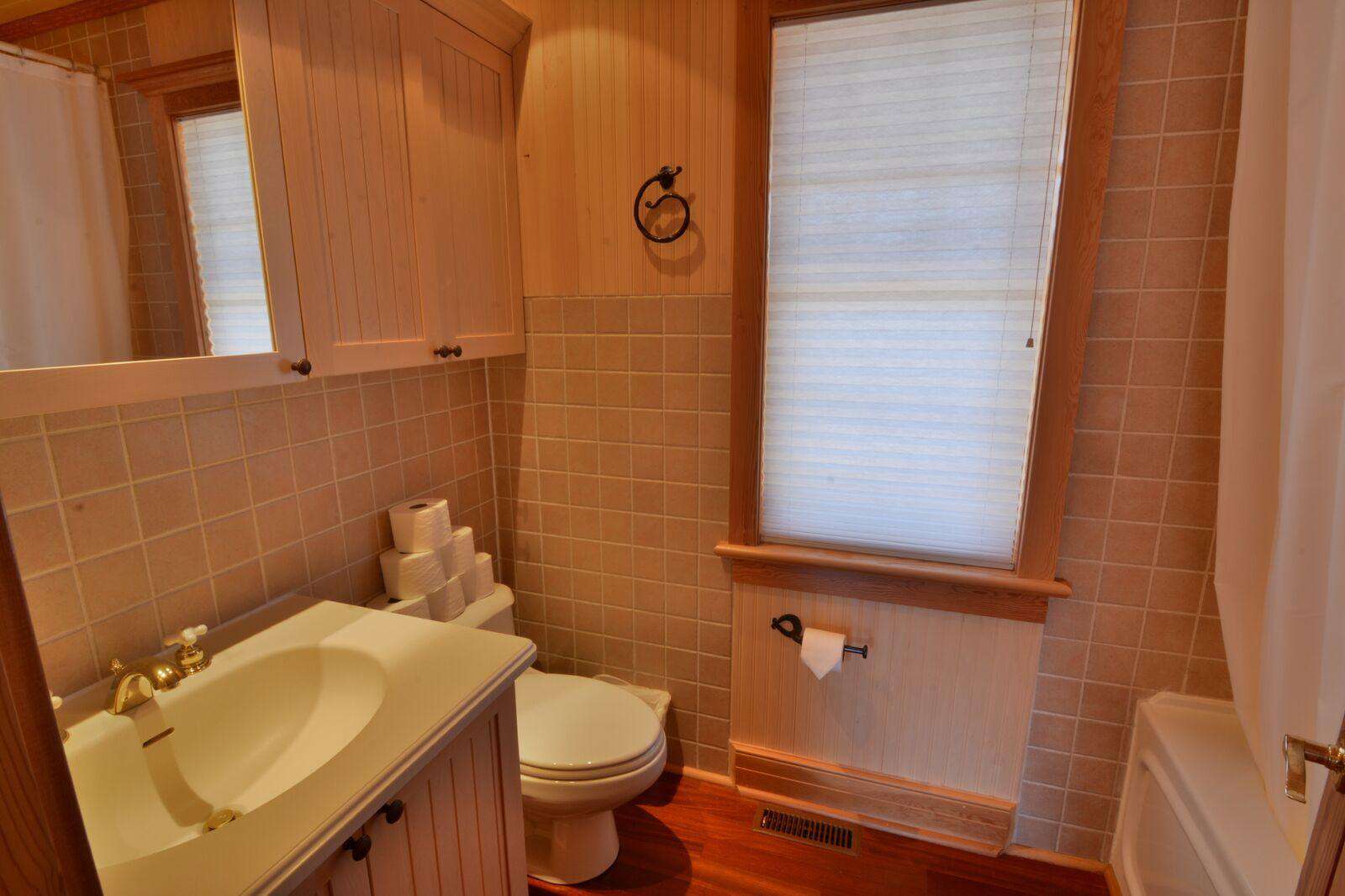 boathouse 3 piece with tub/shower combo