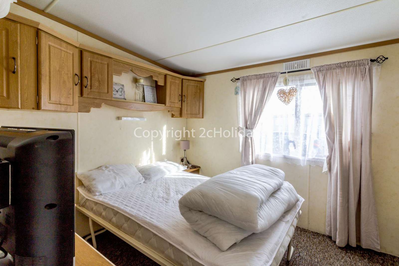 Great size master bedroom with a TV!