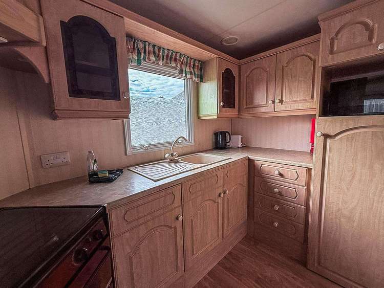 13004L⛱️ – Lee’s Caravan, 2 bed, 6 berth caravan with side decking. Ruby rated. Preview 5
