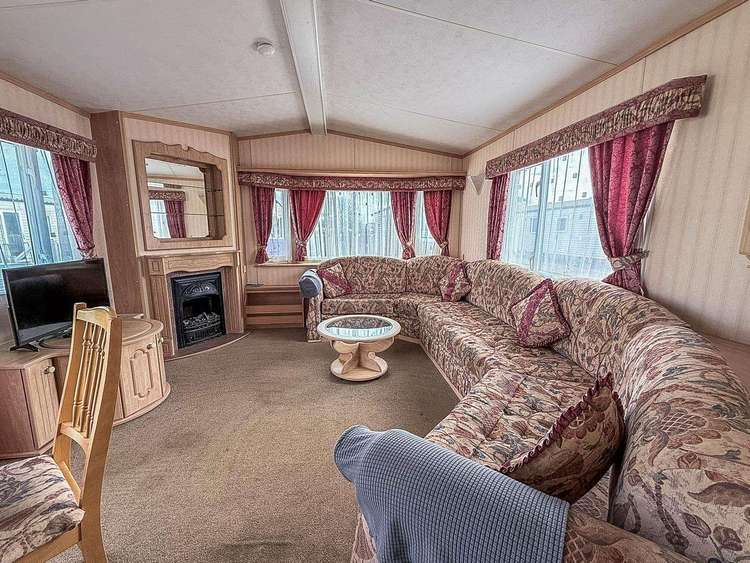 13004L⛱️ – Lee’s Caravan, 2 bed, 6 berth caravan with side decking. Ruby rated. Preview 4