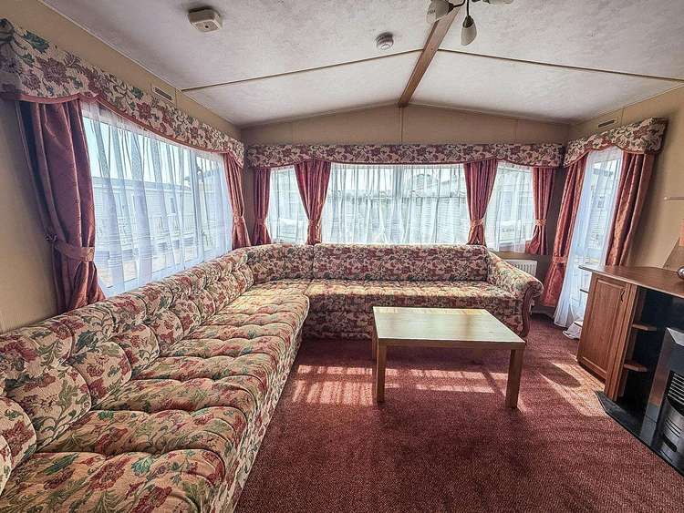 13002L⛱️ – Lee’s Caravan, 2 bed, 6 berth caravan with side decking, D/G and C/H. Ruby rated. Preview 4