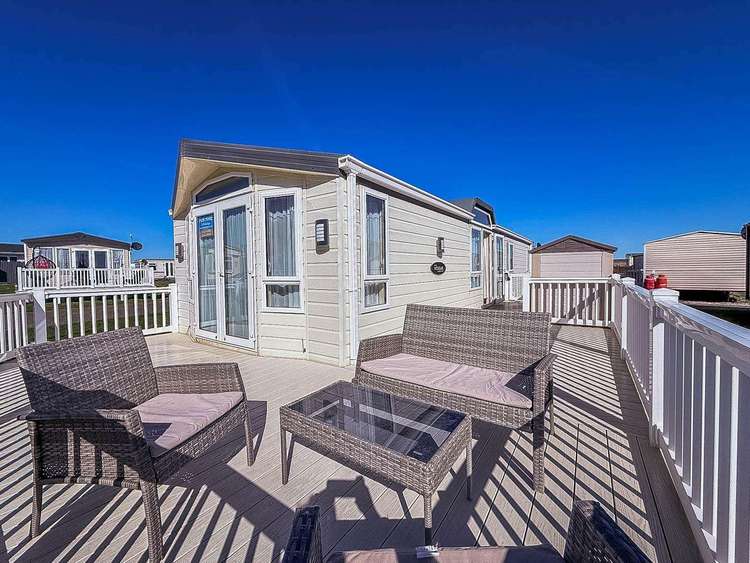 40126ND⭐ – North Denes, 2 bed, 6 berth caravan with decking. Diamond rated. Preview 5
