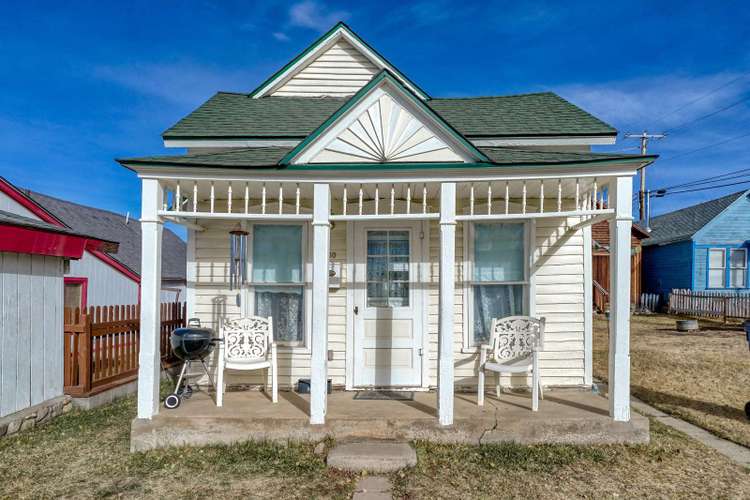 Holly House – Affordable/clean comfort in town! Walk everywhere! Preview 0