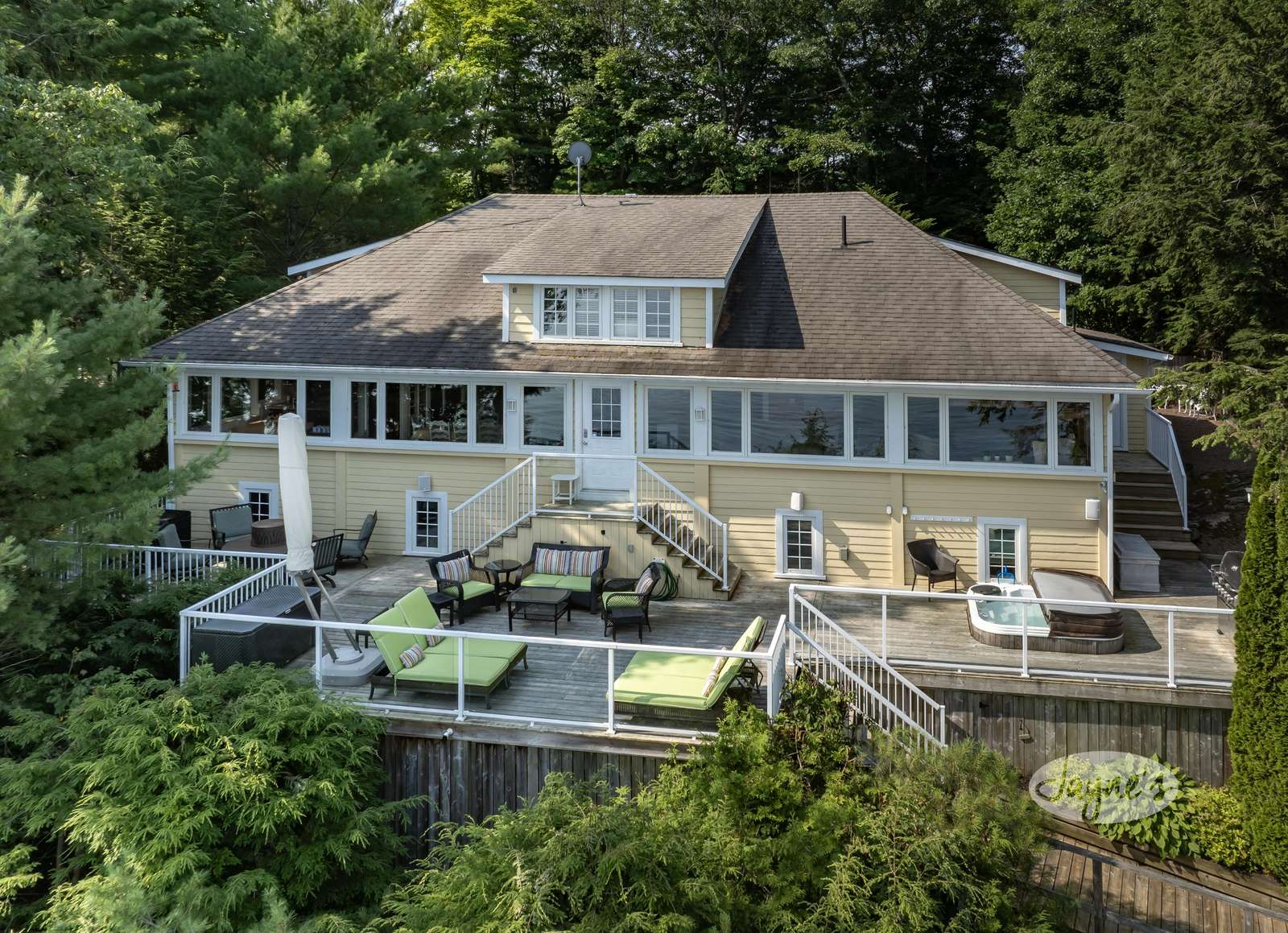 Upper Sun Deck & Seating