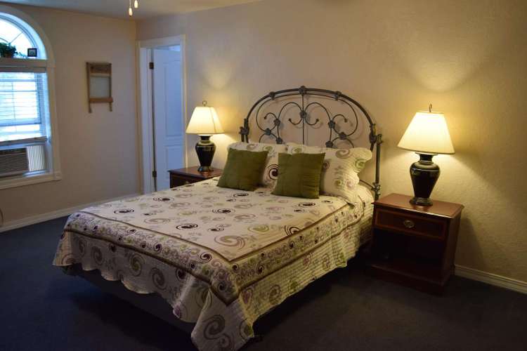 #4 – Nielsen Room – 1 Queen, 1 Bunk with Private Bath Preview 0