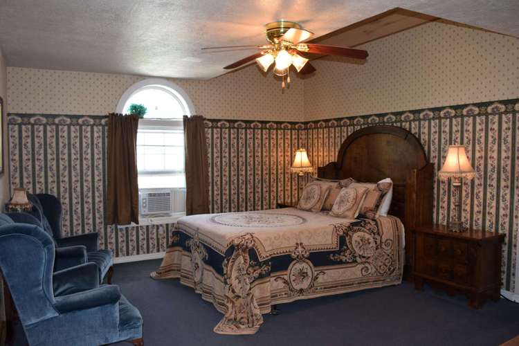 #5 – Adams Room – 1 Queen with Private Bath Preview 0