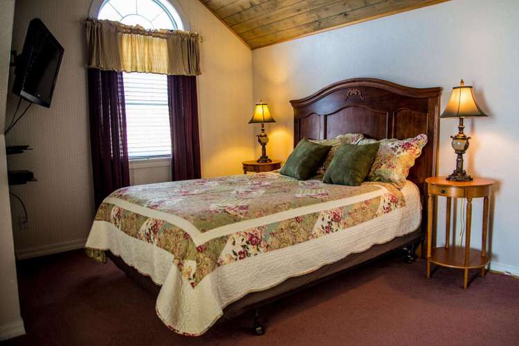 #6 – Keller Room – 1 Queen with Private Bath Preview 0