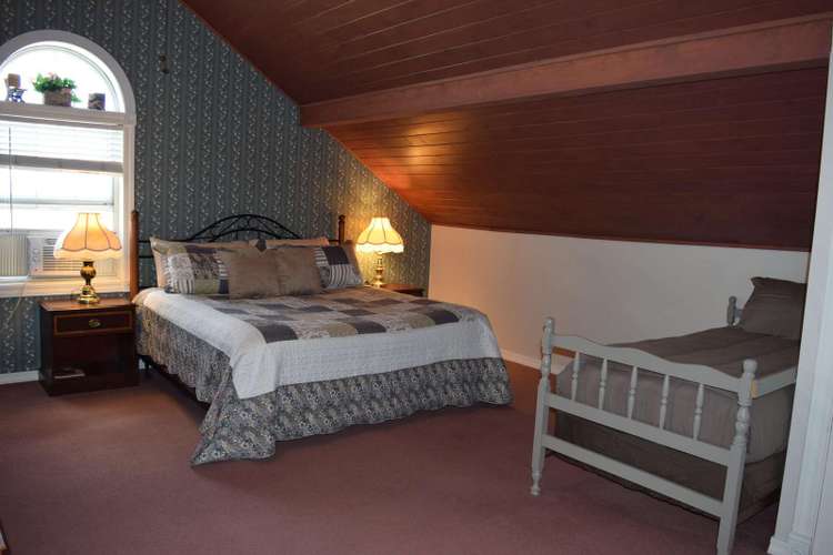 #7 – Palmer Room – 1 King, 1 Twin with Private Bath Preview 0