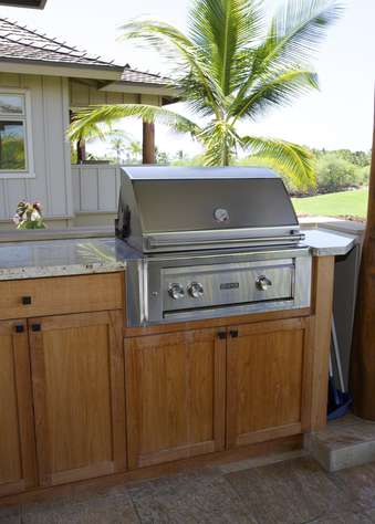 Lynx gas grill located on the lanai
